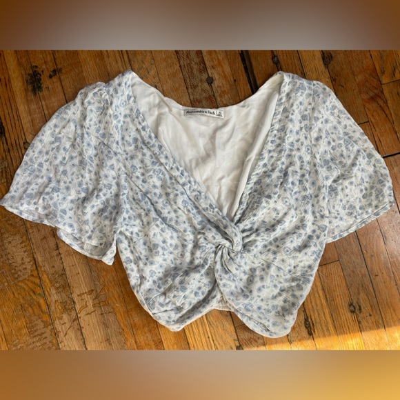 Abercrombie & Fitch Knot-Front Flutter Sleeve Floral Crop Top - Picture 1 of 3